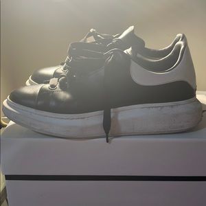 Alexander McQueen low top sneakers in Black!